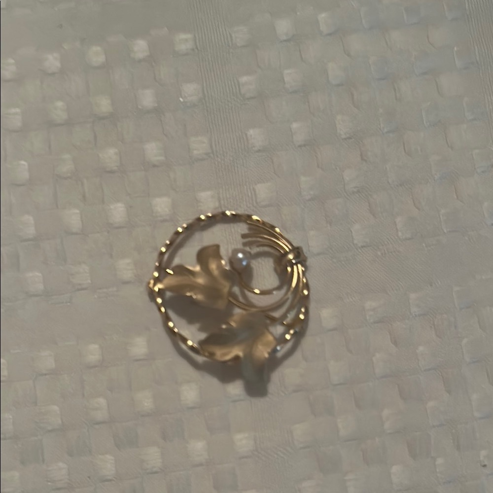 Elegant Gold Leaf Brooch